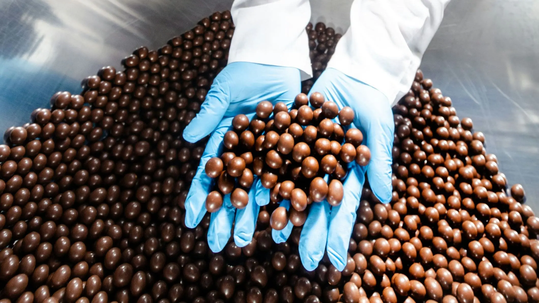Working efficiently with a chocolate shaving machine