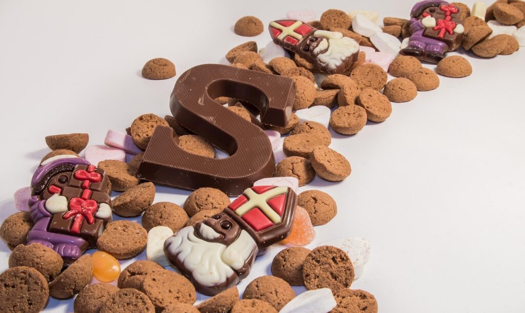 Chocoladeletter S met chocolade Sinterklaasfiguurtjes en pepernoten